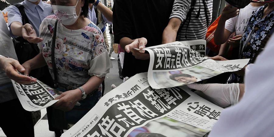 Ein Angestellter verteilt Sonderausgabe der Zeitung Yomiuri Shimbun, in der über den Anschlag auf Ex-Regierungschef Abe Ex-Regierungschef Abe berichtet wird. Foto: Eugene Hoshiko/AP/dpa