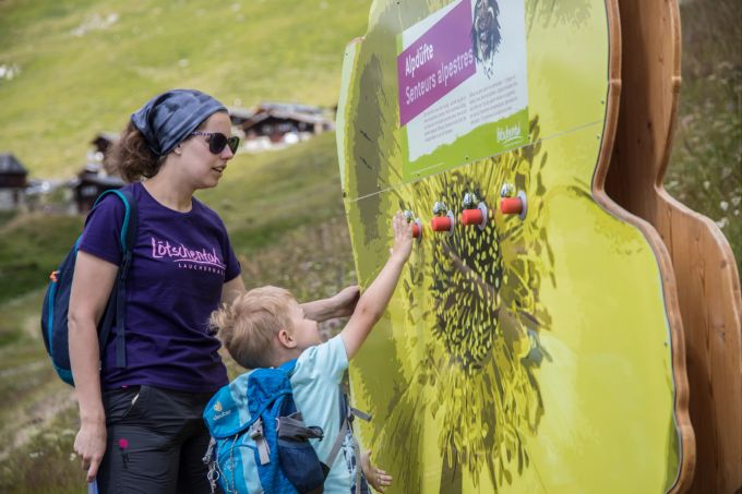 «Erkenne die Düfte», heisst es an dieser Wand. Ausflüge Familie Schweiz