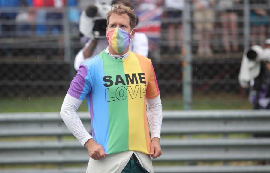 Beim GP von Ungarn 2021 zeigt sich Sebastian Vettel in einem Regenbogen-Shirt.