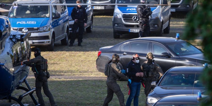 Der Angeklagte Thomas Drach (2.v.r) kommt mit dem Hubschrauber auf dem Gelände des Justizzentrums Köln an. Er wurde unter höchsten Sicherheitsvorkehrungen aus der JVA Ossendorf zu seiner Verhandlung im Kölner Landgericht geflogen.