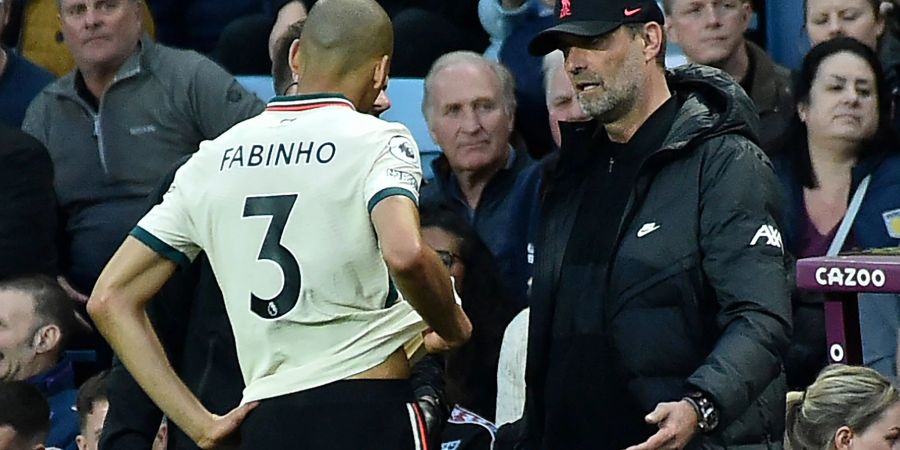 Liverpools Fabinho (l) spricht mit seinem Trainer Jürgen Klopp.