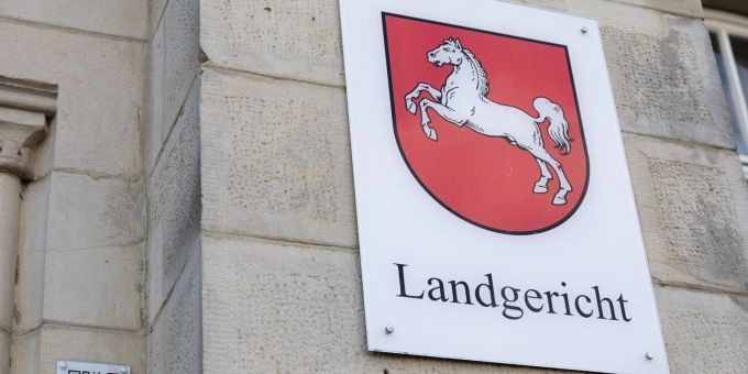 Der Mann steht vor dem Landgericht Osnabrück. Fünf Angeklagte sind am Landgericht Osnabrück wegen banden- und gewerbsmässigen Betrugs verurteilt worden.
