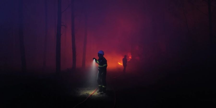 Feuerwehrleute kämpfen in La Teste-de-Buch, Frankreich, gegen ein Feuer (17. Juli 2022).