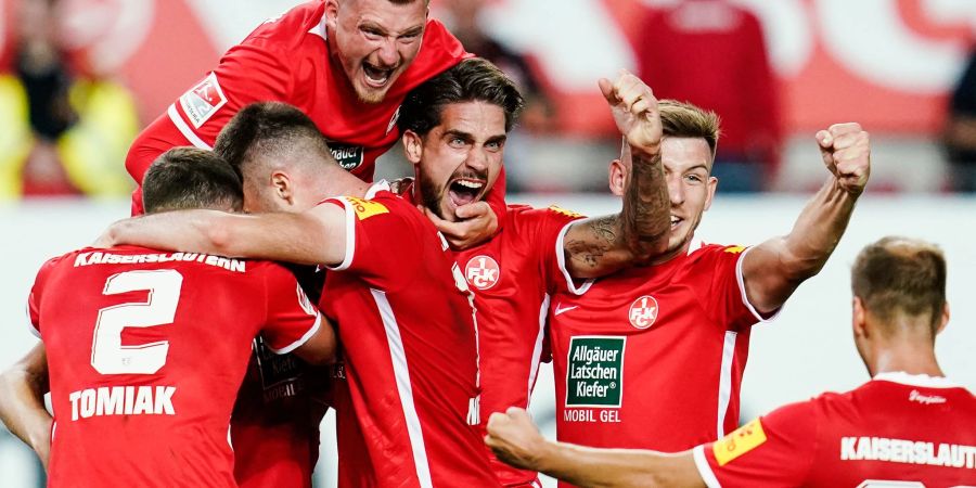 Kaiserslauterns Mannschaft jubelt über das Tor zum Endstand von 2:1 gegen Hannover 96.