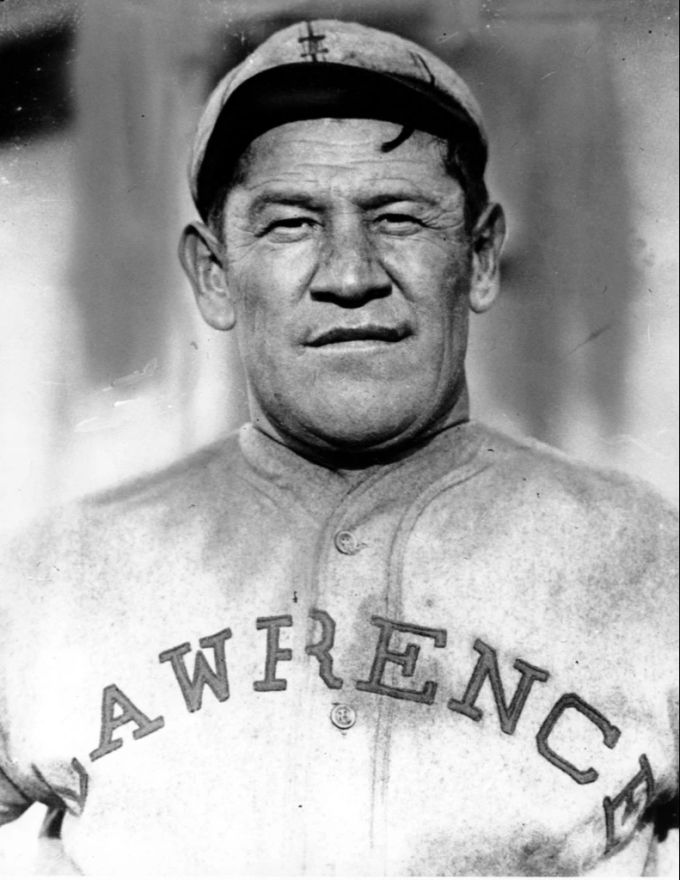 Jim Thorpe wird ^nun wieder als Doppel-Olympiasieger anerkannt. Jim Thorpe