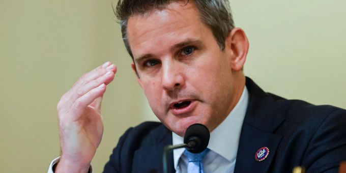 Der Republikaner Adam Kinzinger spricht während einer Anhörung des Sonderausschusses des Repräsentantenhauses über den Anschlag vom 6. Januar auf dem Capitol Hill in Washington. Der Republikaner Adam Kinzinger spricht während einer Anhörung des Sonderausschusses des Repräsentantenhauses über den Anschlag vom 6. Januar auf dem Capitol Hill in Washington.