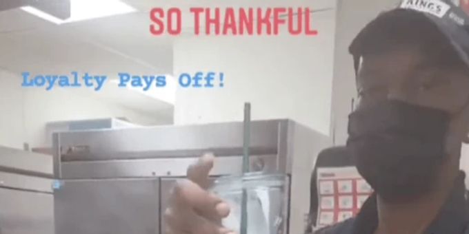 Dieser Mann ist seit 27 Jahren Burger King Mitarbeiter. 27 Jahren Burger King Mitarbeiter