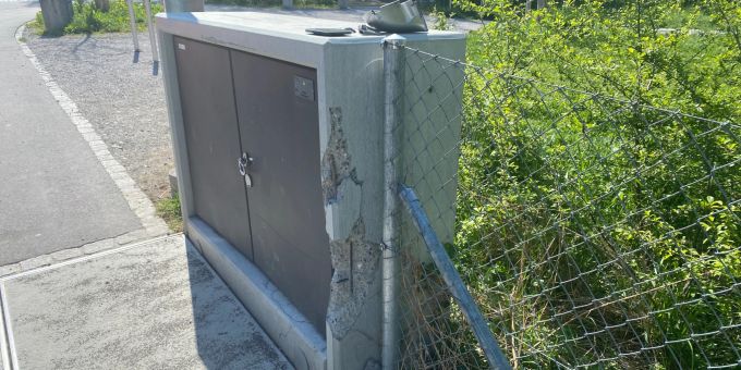 Ungenügen geischerter Anhänger prallt gegen Elektrokasten Ungenügen geischerter Anhänger prallt gegen Elektrokasten