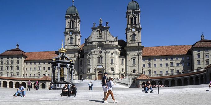 Das Kloster Einsiedeln kann die Portugiesinnen und Portugiesen, die an Pfingsten jeweils in grossen Scharen zum Kloster pilgern, wegen Sicherheitsbedenken dieses Jahr nicht aufnehmen. (Archivbild) Kloster Einsiedeln
