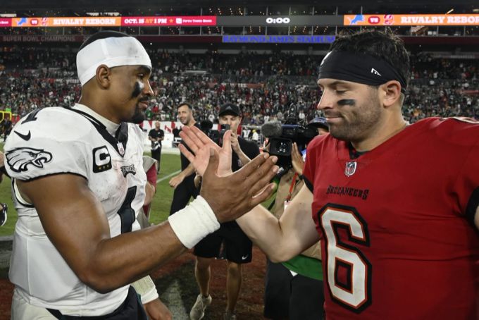 Baker Mayfield (r., Tampa Bay) muss seinem Quarterback-Gegner Jalen Hurts (Eagles) in der NFL gratulieren. NFL