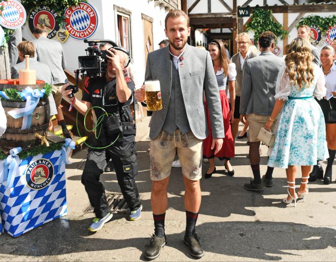 Harry Kane beim Besuch der Wiesn in München. HArry Kane