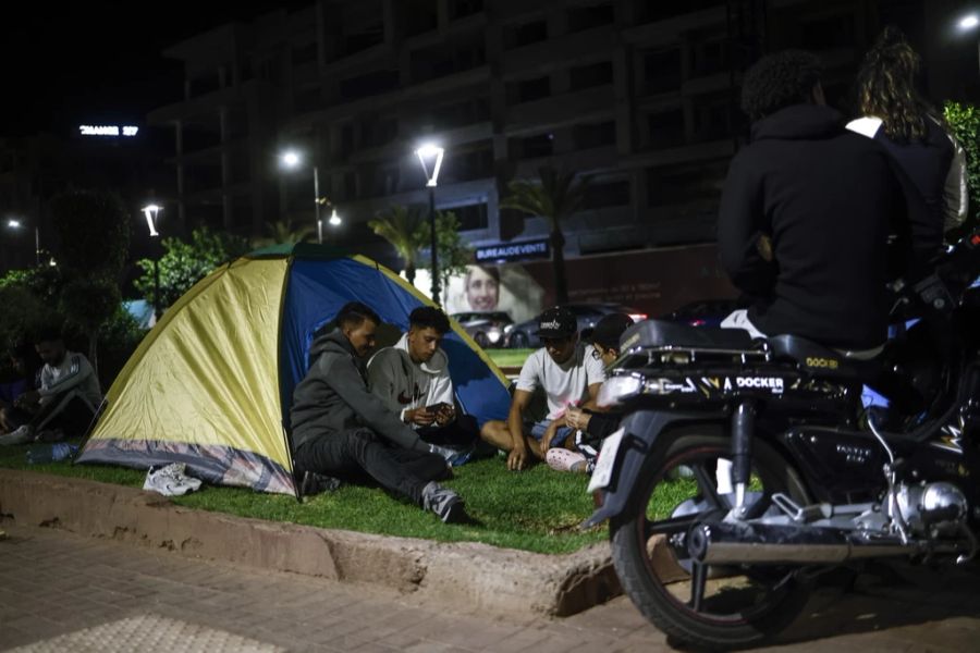 Viele Marokkaner verbrachten die Nacht auf Samstag aus Angst vor weiteren Erdbeben im Freien.