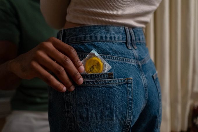 Safer Sex hilft, sich vor einer sexuell übertragbaren Infektionskrankheit zu schützen. Kondom, Safer Sex, Geschlechtskrankheiten