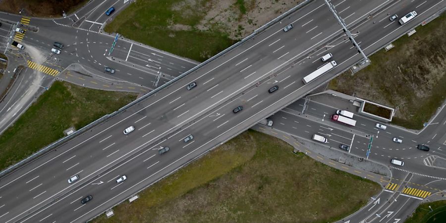 Der Nationalrat folgt dem Antrag des Bundesrats, die Autobahn A1 auf den zwei vielbefahrenen Streckenabschnitten Bern-Zürich und Lausanne-Genf auf mindestens sechs Spuren auszubauen. (Archivbild)