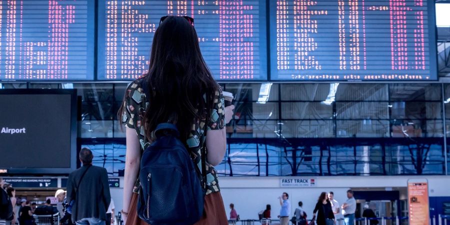 Frau alleine im Flughafen