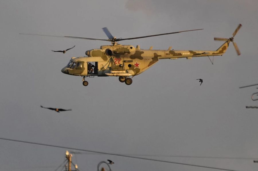 Ein russischer Pilot hat im Ukraine-Krieg einen Mi-8-Kampfhelikopter an die gegnerische Seite übergeben.