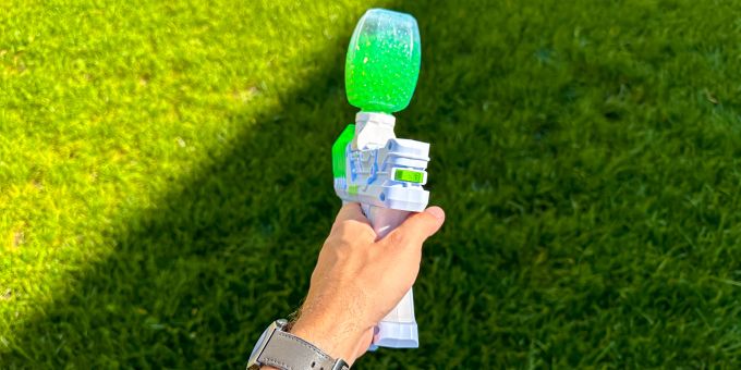 Mit dem Schalter auf der Rückseite wird zwischen Halb- und Vollautomatik gewählt. Gel Blaster Surge