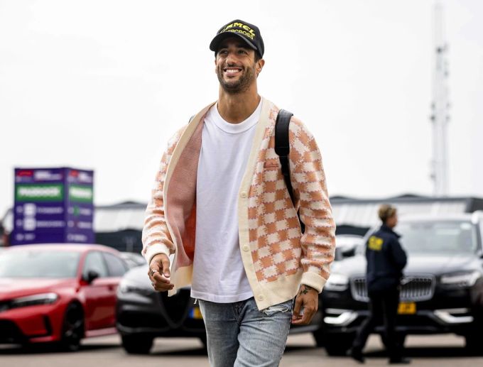 Daniel Ricciardo auf dem Weg zum Fahrerlager in Zandvoort. Daniel Ricciardo