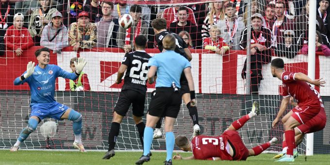 Lausannes Lucas Pos bezwingt den Winterhurer Torhueter Tobias Schättin zum 1:1. FC Winterthur Stade-Lausanne-Ouchy