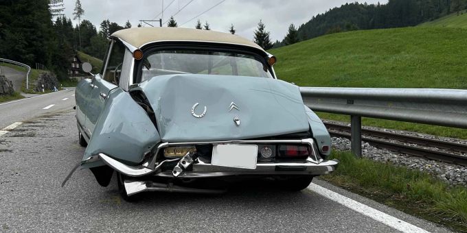 Urnäsch AR - Fahrer will Kühe vorbeilassen und es kommt zum Unfall