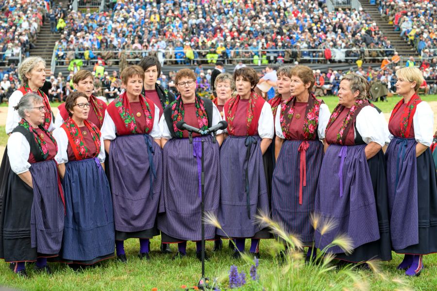 In den traditionellen Trachten wurde gesungen.