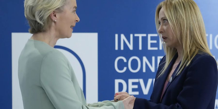 ARCHIV - Giorgia Meloni (r), Ministerpräsidentin von Italien, begrüsst Ursula von der Leyen, Präsidentin der Europäischen Kommission, bei ihrer Ankunft zu einer internationalen Konferenz über Migration. Foto: Gregorio Borgia/AP/dpa