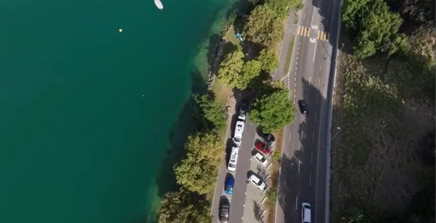 Der Steinrad-Parkplatz in Herrliberg ist beliebt für ein Bad im See. Das wissen auch viele Campende, die dort gerne mehrere Stunden verweilen oder gar übernachten.