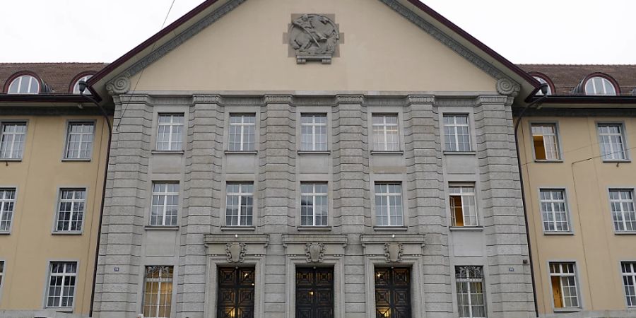 Das Bezirksgericht Zürich verhandelt am Donnerstag den Fall einer 21-Jährigen, die ihren Vater erschossen hat. ((Archivbild)