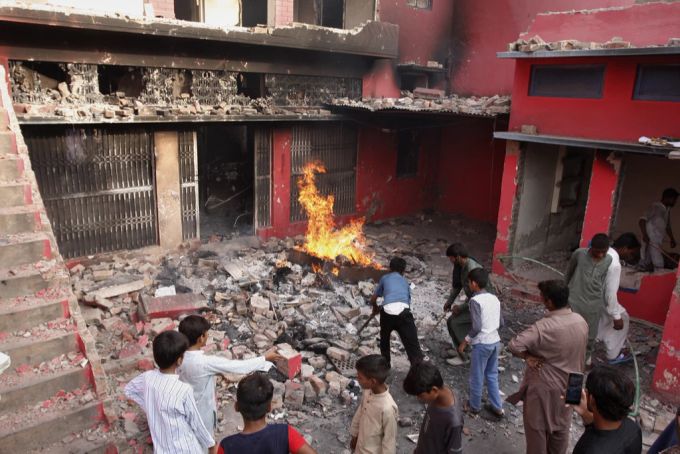 Unter anderem setzten die Angreifer Kirchen in Brand. Kirche Feuer Pakistan Angriff