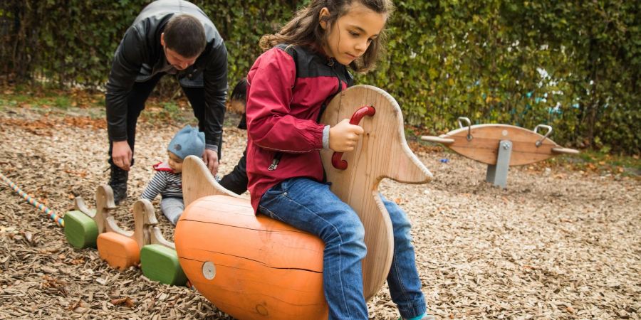 Der Eifersuchtsfrust bei älteren Geschwistern auf kleine Neuankömmlinge lässt sich durch ein paar Tricks eindämmen.
