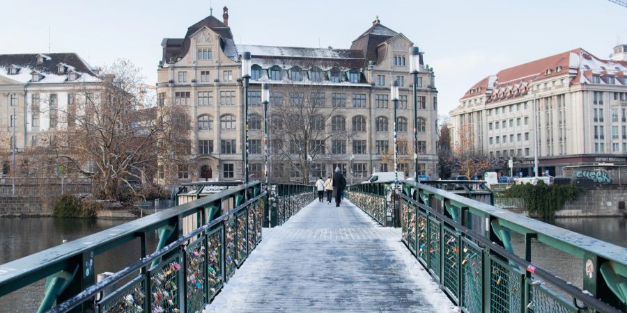 Verschneiter Mühlesteg im Zentrum der Stadt Zürich.