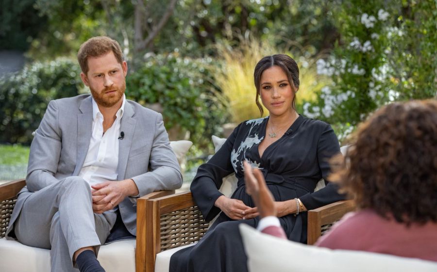 Harry und Meghan im Gespräch mit US-Moderatorin Oprah Winfrey (rechts).