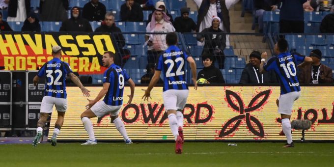 Inters Edin Dzeko (2.v.l.) bejubelt sein Tor zum zwischenzeitlichen 2:0. Inters Edin Dzeko (2.v.l.) bejubelt sein Tor zum zwischenzeitlichen 2:0.