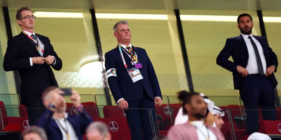 Grossbritanniens Sportminister Stuart Andrew (M) trägt die „One Love“-Armbinde.