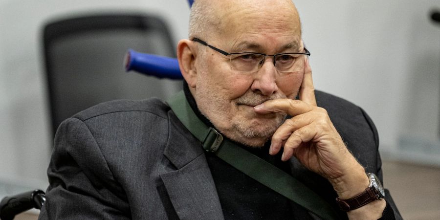 Horst Mahler, ehemaliger NPD-Anwalt, kommt zum seinem Prozess wegen Volksverhetzung und Leugnung des Holocaust in den Gerichtssaal.