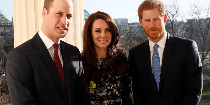 Ein Bild aus alten Tagen: Prinz William, Prinzessin Kate und Prinz Harry. Prinz Harry Prinzessin Kate