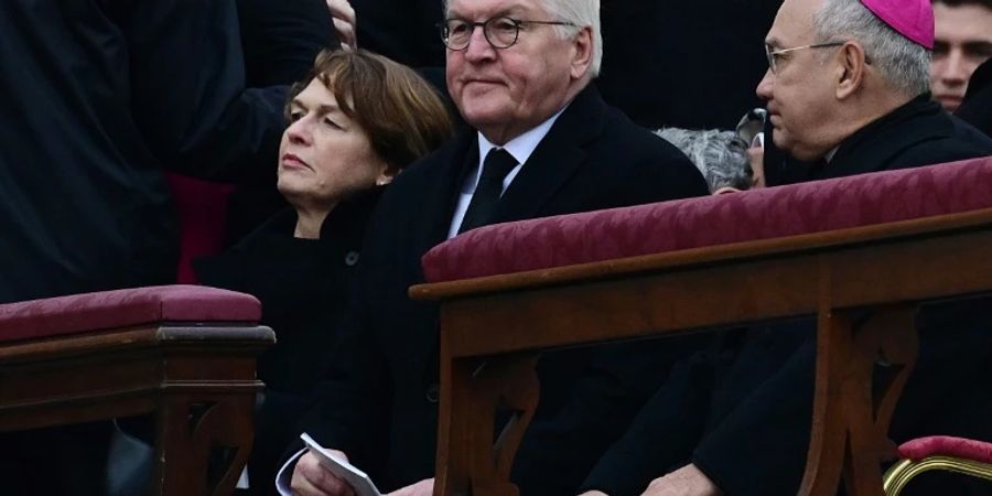 Steinmeier (Mi.) mit seiner Frau bei der Trauerfeier