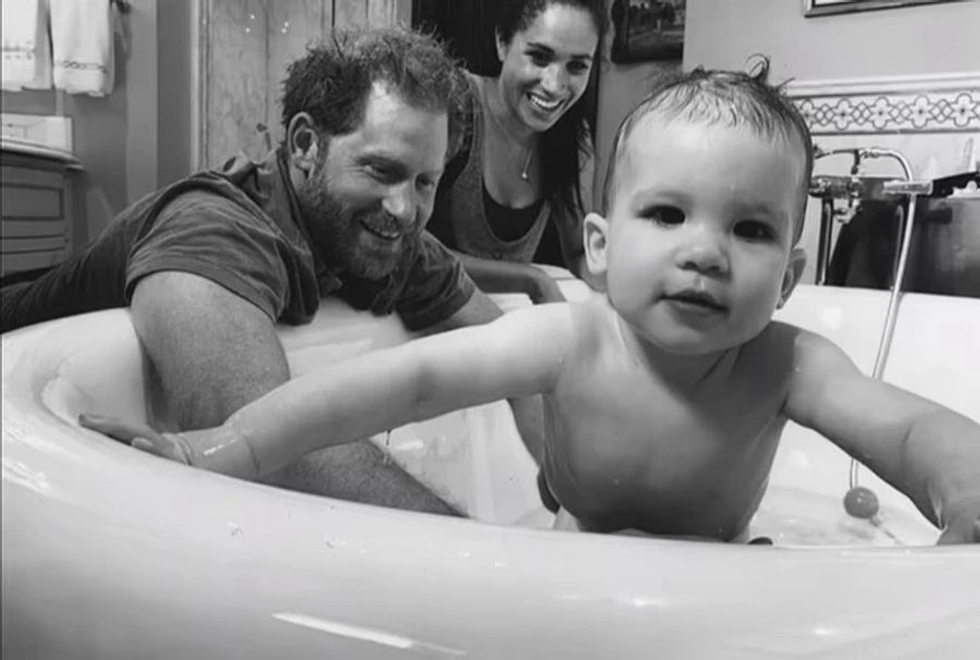 Die Sussex' teilen ein Foto mit Archie beim Baden.