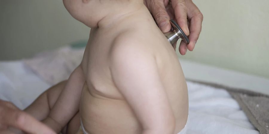 Der erfahrene Zürcher Kinderarzt Thomas Gallmann sagt, die Kinder-Krankheiten seien immer die gleichen, aber der Umgang habe sich geändert. Die Eltern hätten weniger Zeit und höhere Ansprüche: «Heute herrscht eher eine Konsummentalität vor. Der Arzt als Kiosk.» (Archivbild)