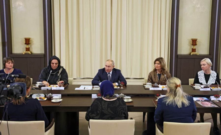 Stattdessen soll der Kreml bewusst nur unkritische Frauen für das Treffen ausgewählt haben.