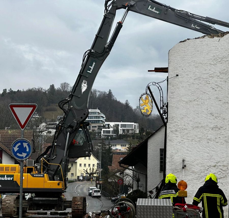 Am Sonntag sind die Einsatzkräfte mit Aufräumarbeiten beschäftigt.