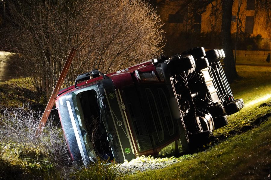 Der verunfallte Sattelzug in Villmergen AG.