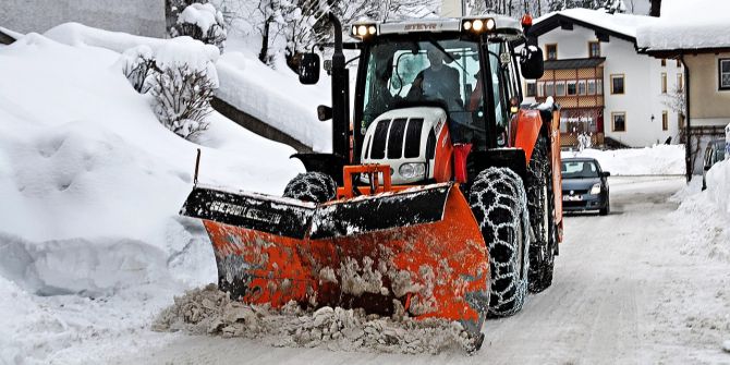 Schneepflug Strasse Wohngebiet Schnee