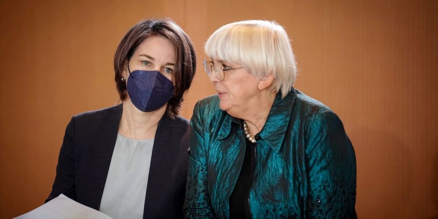 Claudia Roth und Annalena Baerbock nehmen an der Sitzung des Bundeskabinetts im Bundeskanzleramt teil.