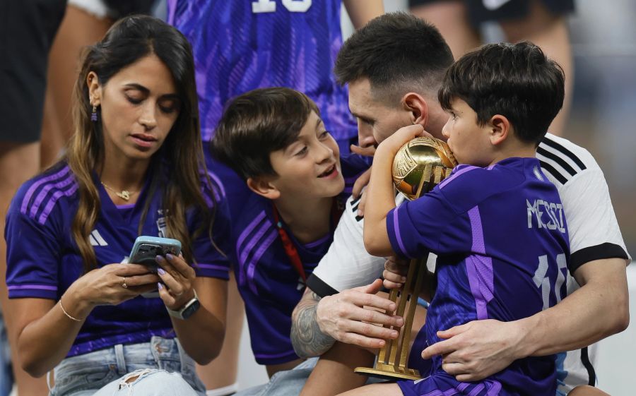 Lionel Messi und seine Kinder freuen sich nach dem Titelgewinn.