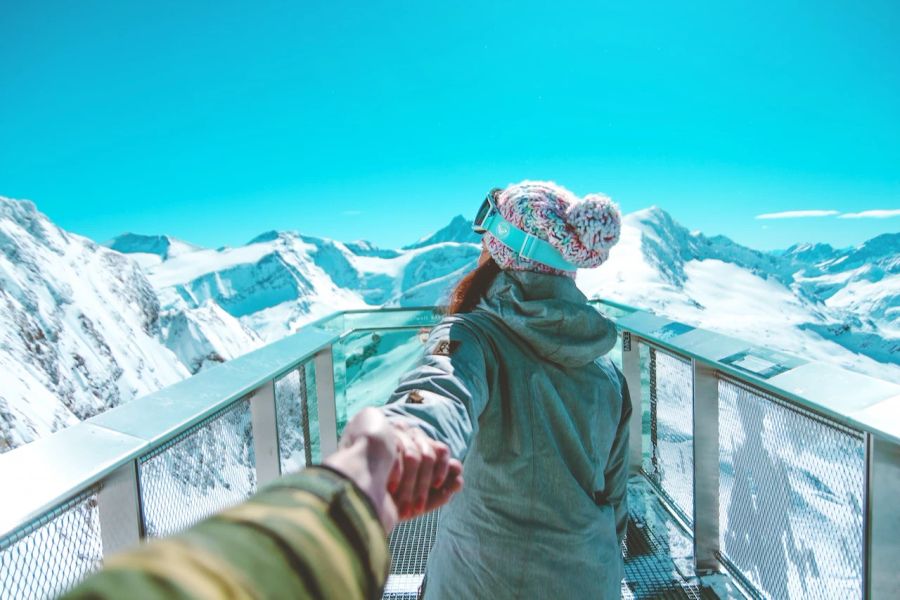 Frau Hand Partner Brücke Aussicht Ski Panorama Berge Schnee