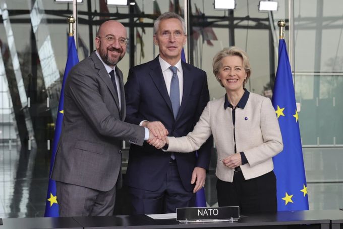 Vertreter Von Nato Und EU Unterzeichnen Erklärung Zu Kooperation