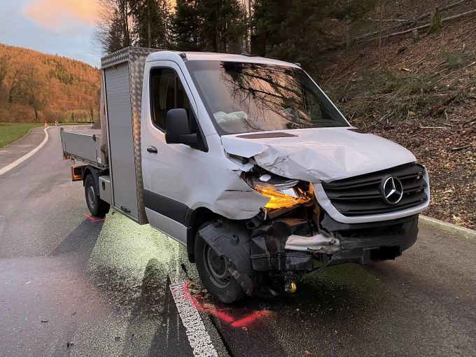 Beide Fahrzeugen wurden beim Unfall massiv beschädigt. Beide Fahrzeugen wurden beim Unfall massiv beschädigt.