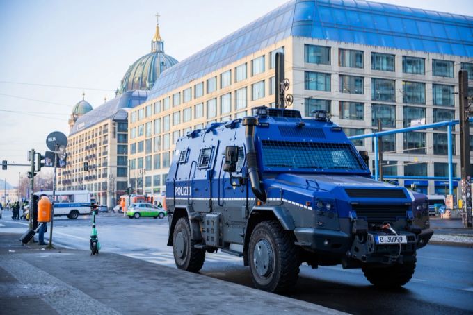 Die Polizei vermutete nach der Explosion eines Grossaquarium gemäss der «Bild» zunächst einen Terroranschlag und schickte Spezialkräfte vor Ort. berlin aquarium
