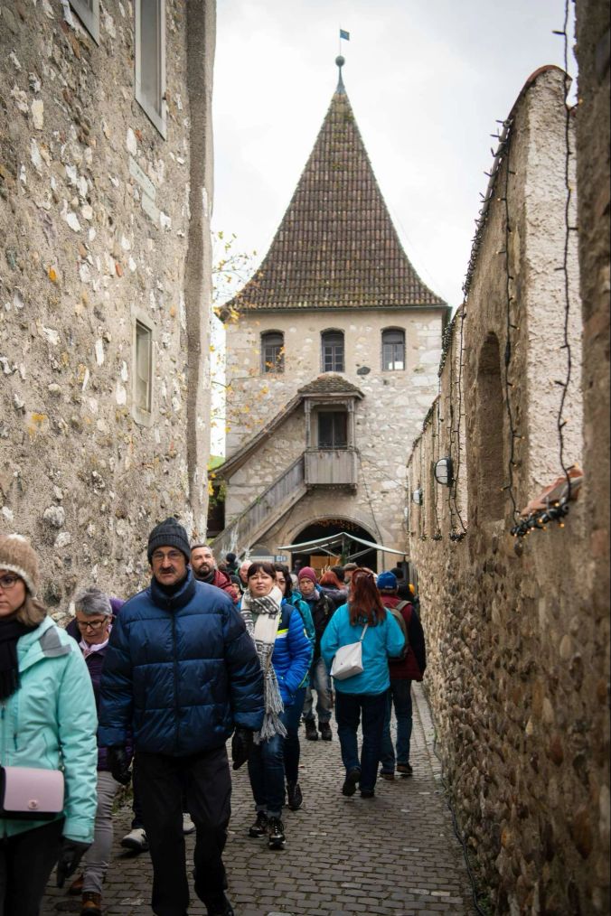 Trotz recht kalter Temperaturen finden zahlreiche Besucher ihren Weg zum Schloss Laufen.
